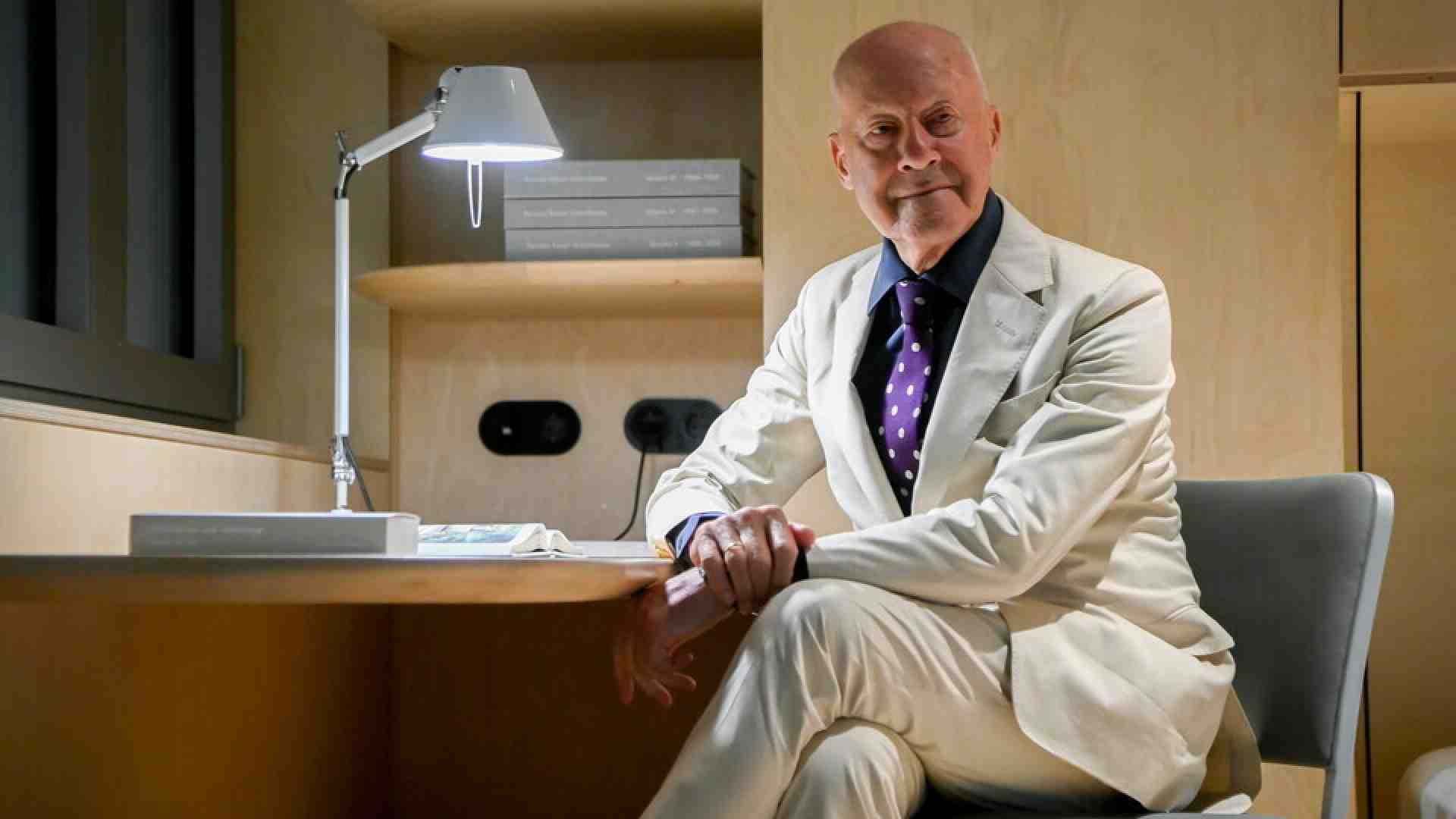 E se la magnifica longevità arguta di Lord Foster fossero le sue deliziose “Lapo shoes”?