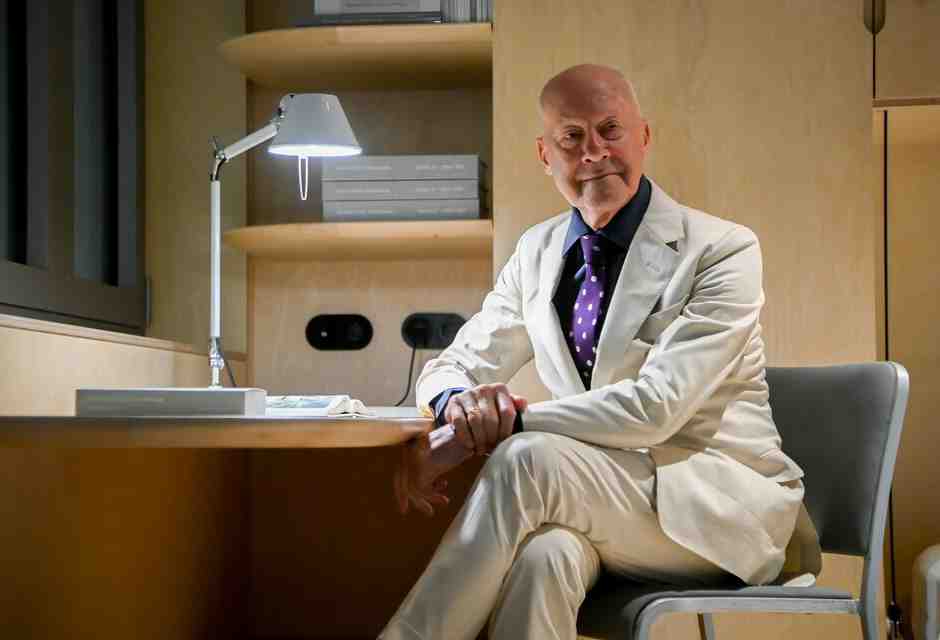 E se la magnifica longevità arguta di Lord Foster fossero le sue deliziose “Lapo shoes”?