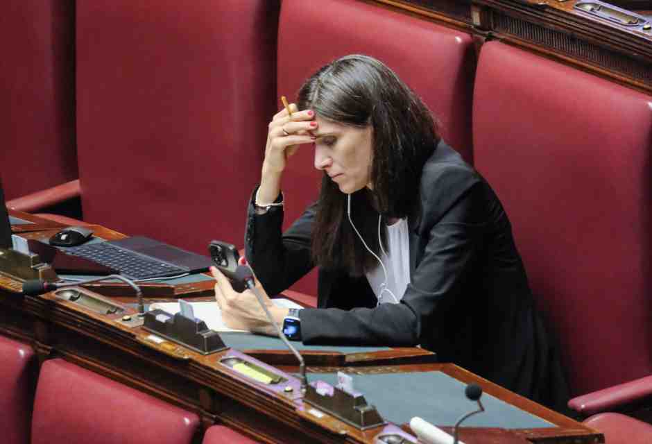 Processo a Chiara Appendino: "Esaurita la spinta". Taverna: "In un altro partito saresti già stata cacciata"