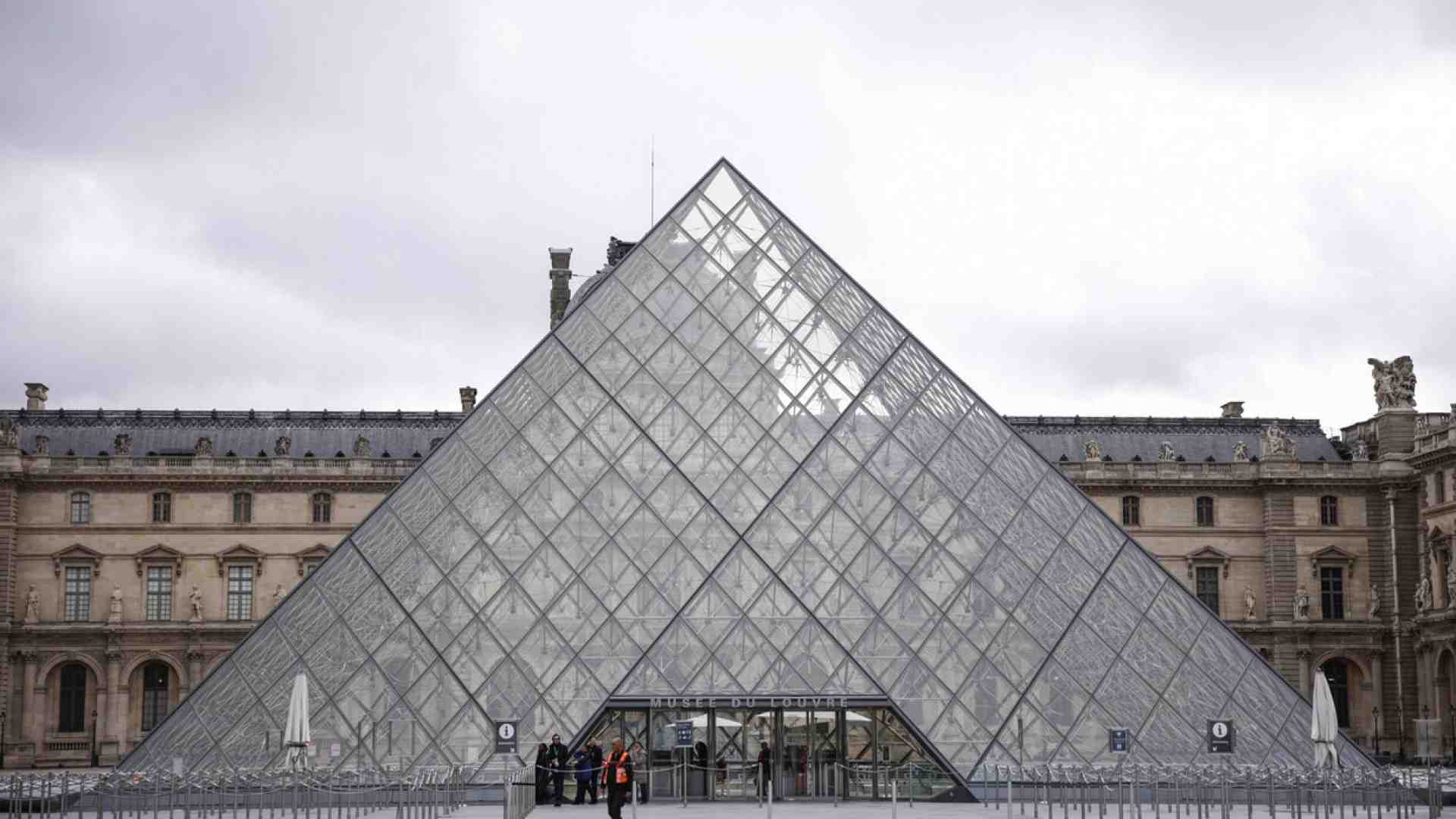 Non sono contestatori di Macron: i ladri del Louvre sono in realtà dei monarchici acrobatici