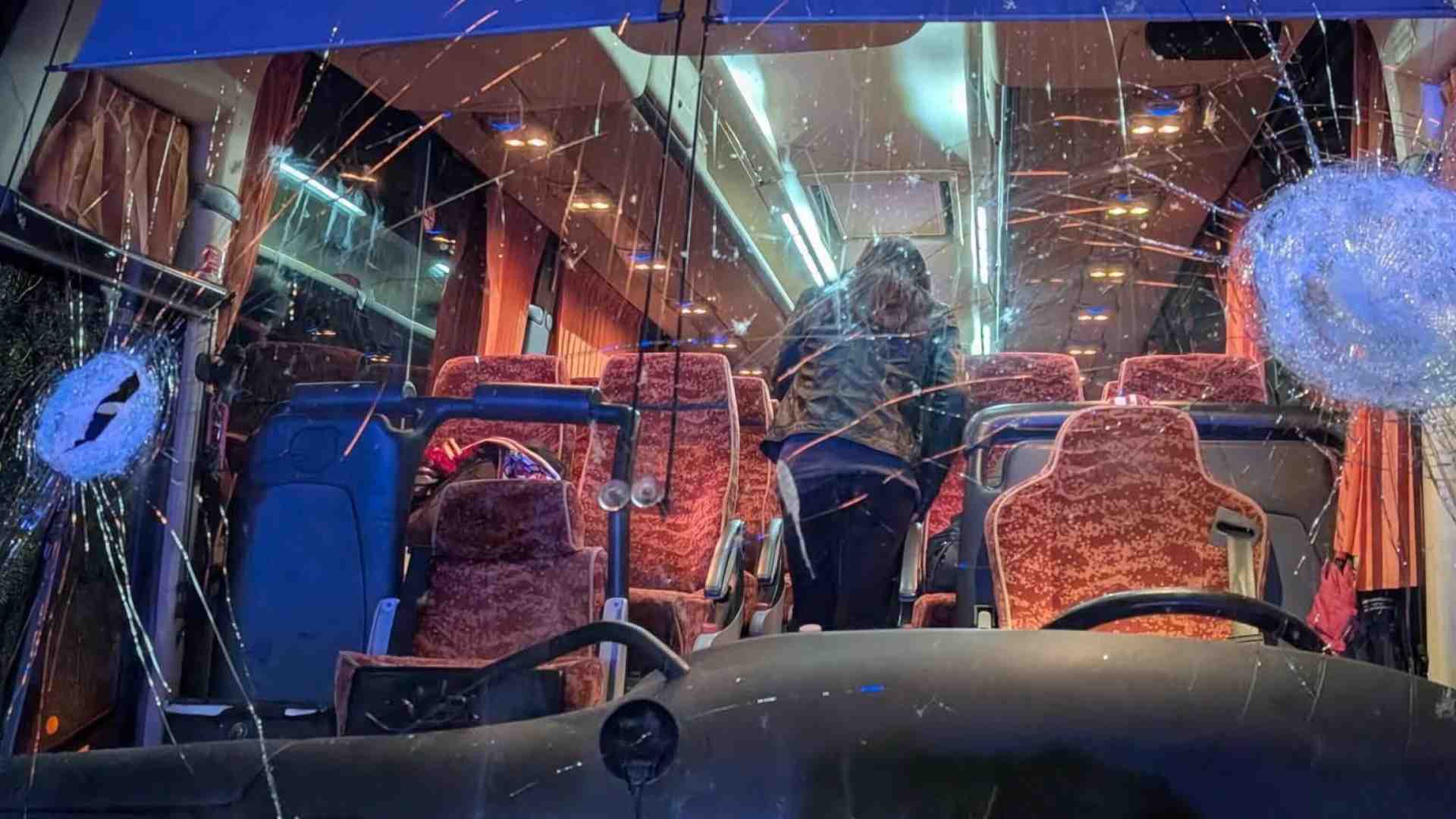 Nell'aggressione al pullman del Pistoia basket lo sport e il tifo non c'entrano: c'entra la follia del branco