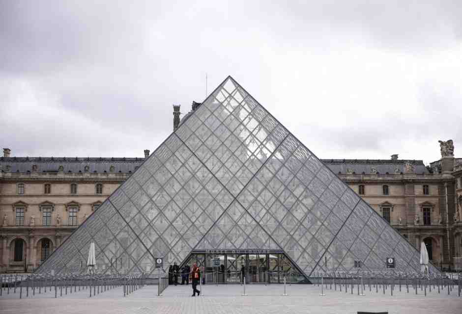 Non sono contestatori di Macron: i ladri del Louvre sono in realtà dei monarchici acrobatici