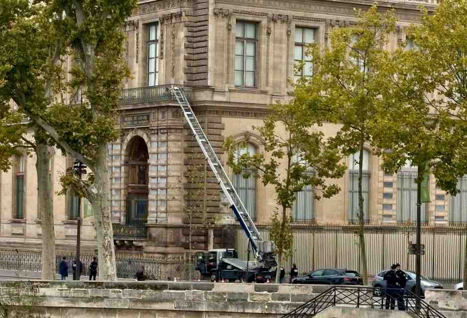 Furto al Louvre, trafugati i gioielli di Napoleone. Sette minuti per rubare un secolo di Storia