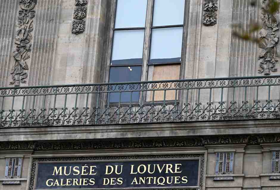 Il colpo al Louvre è riuscito perché i tesori francesi non sono ben protetti