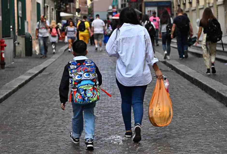 Super tate e bambini che sembrano amministratori delegati: fare figli è diventato faticosissimo