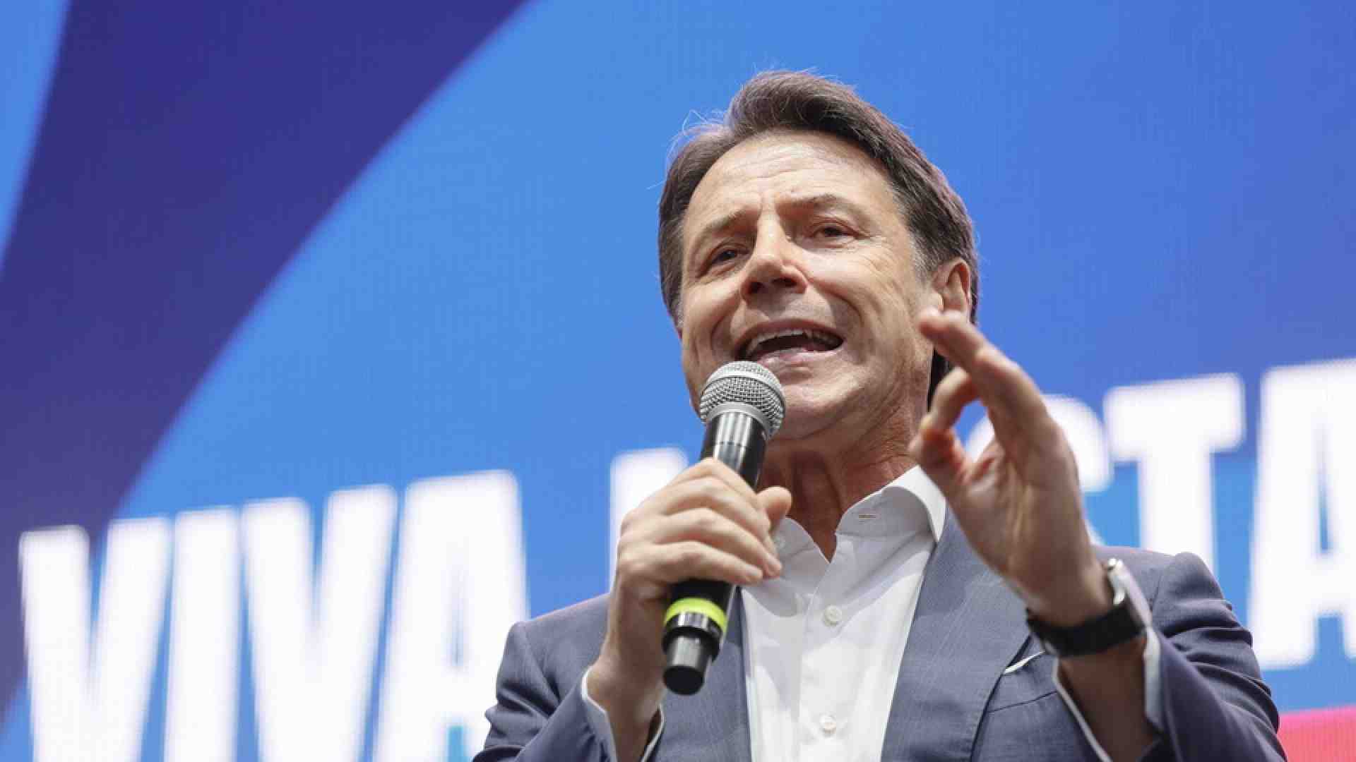 La piazza per Ranucci diventa la scena del nuovo Conte, leader del centrosinistra. Mistero Schlein