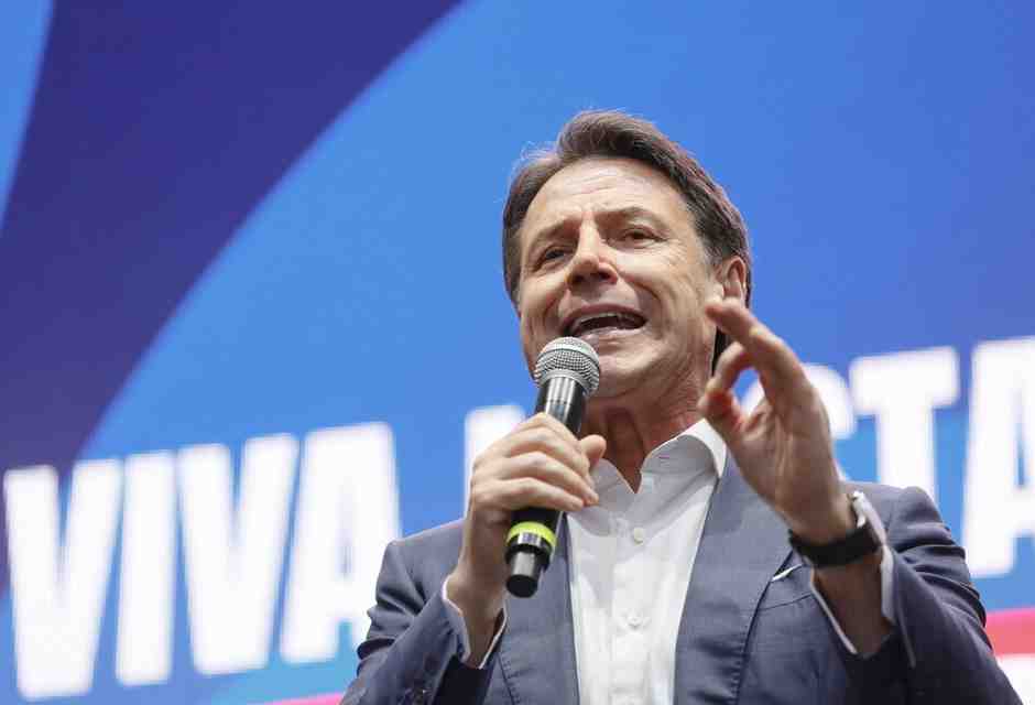 La piazza per Ranucci diventa la scena del nuovo Conte, leader del centrosinistra. Mistero Schlein