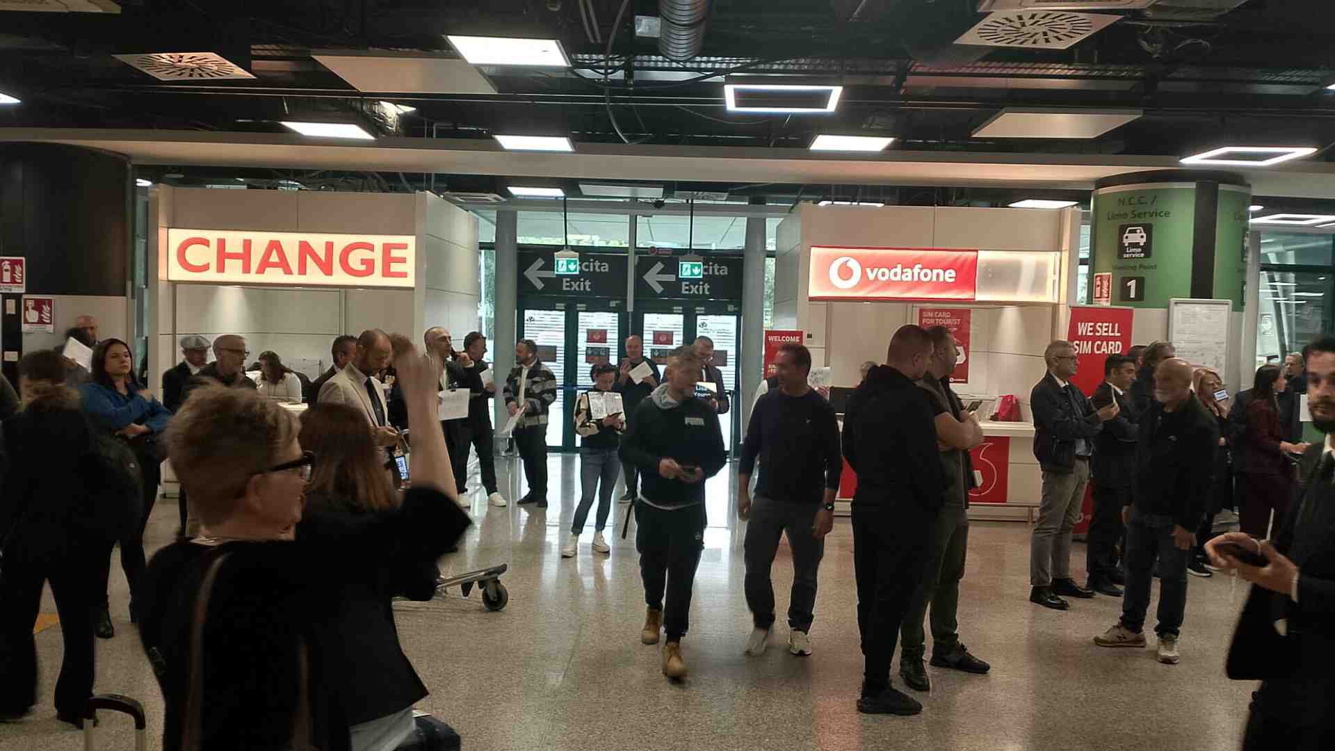 Continua la protesta degli Ncc: “I tassisti ci hanno cacciato dall’aeroporto di Fiumicino”