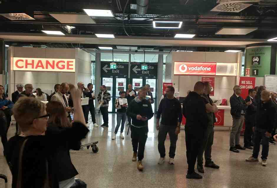 Continua la protesta degli Ncc: “I tassisti ci hanno cacciato dall’aeroporto di Fiumicino”