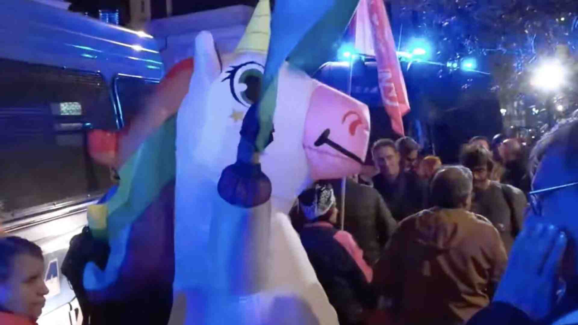 Manifestanti pro Pal tentano di trasformare un sit-in in corteo a Roma: la polizia usa gli idranti