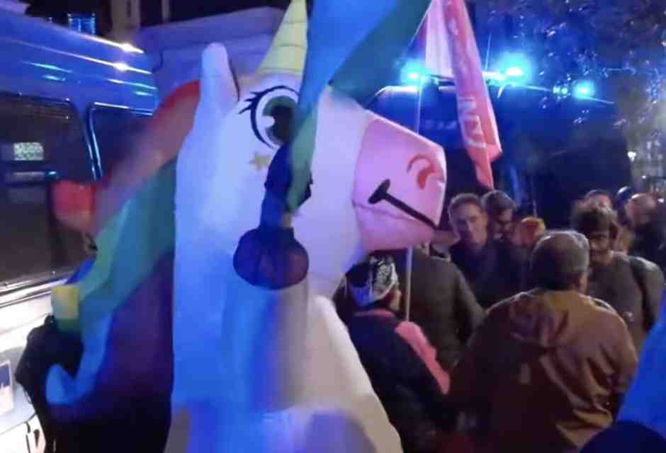 Manifestanti pro Pal tentano di trasformare un sit-in in corteo a Roma: la polizia usa gli idranti