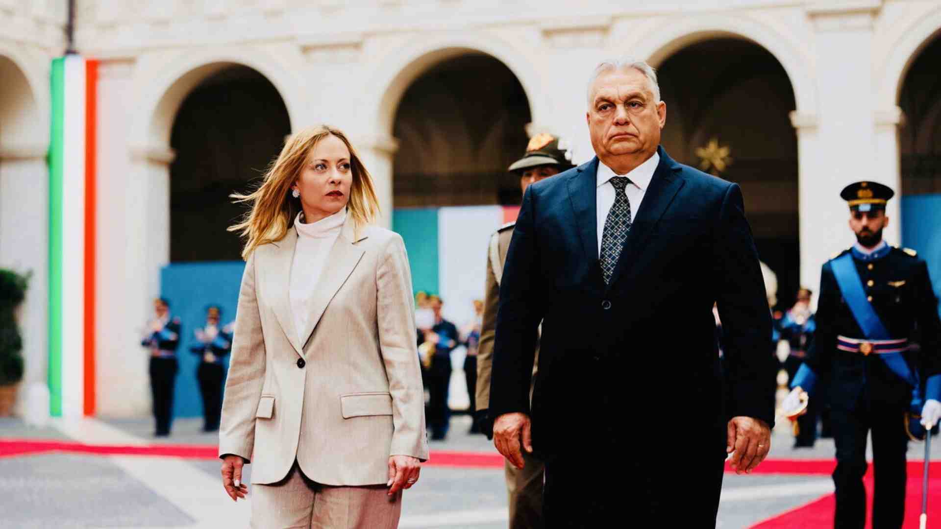 Meloni ospita Orbán, ma su Kyiv c’è sempre più distanza. Tajani: “Noi diversi da Budapest”