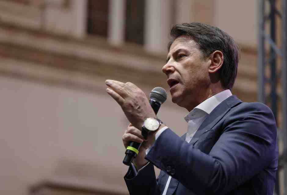 La striscia di Conte. L’ex premier in versione pro Pal a Roma e in versione democristiana a Napoli