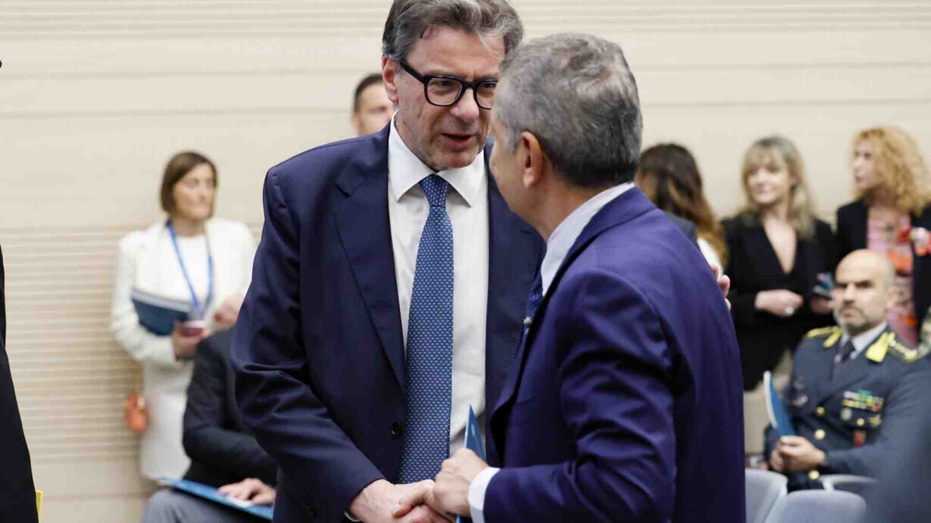Come le banche possono sostenere il paese. Panetta e Giorgetti: due mondi a confronto