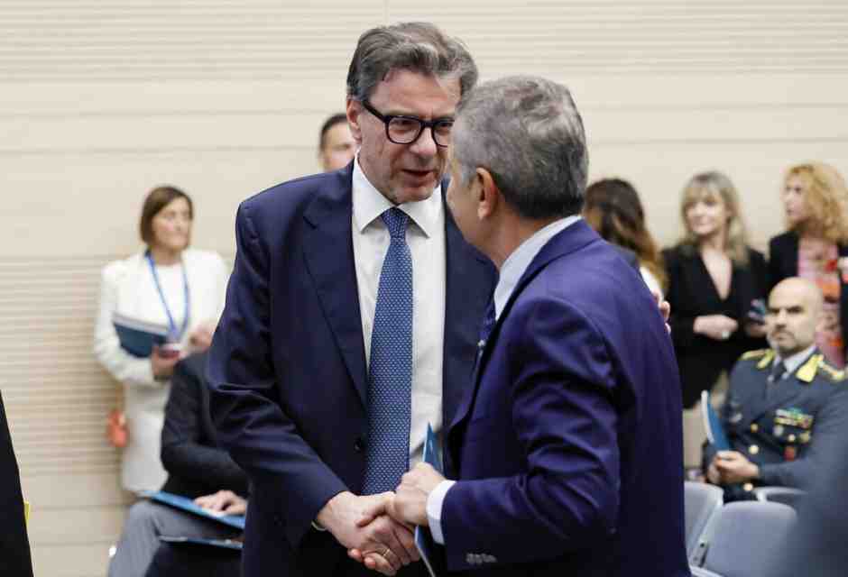 Come le banche possono sostenere il paese. Panetta e Giorgetti: due mondi a confronto