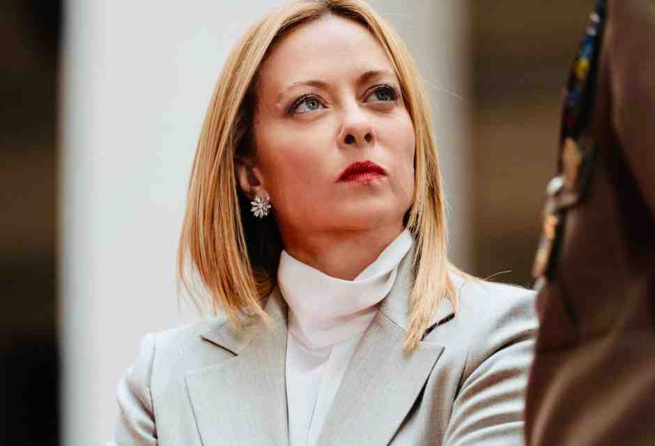 I "pizzicotti" di Meloni e Giorgetti alle banche ma è "pax" anche con Unicredit. La partita Generali per stabilizzare il "sistema"