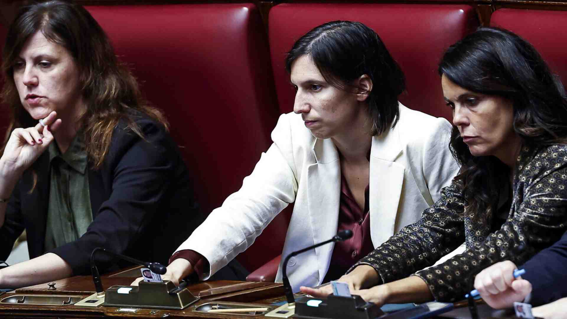 La reticenza imbarazzata di Schlein sul caso Fiano