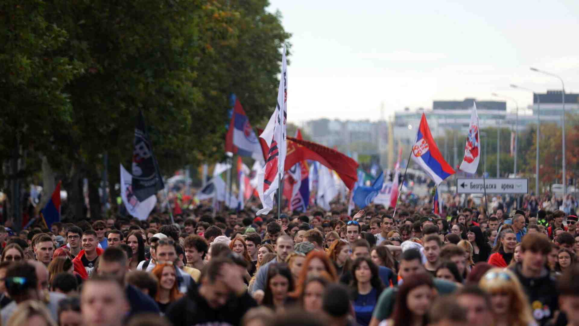 Quelle migliaia di giovani all’addiaccio nella notte serba, sfidando il regime