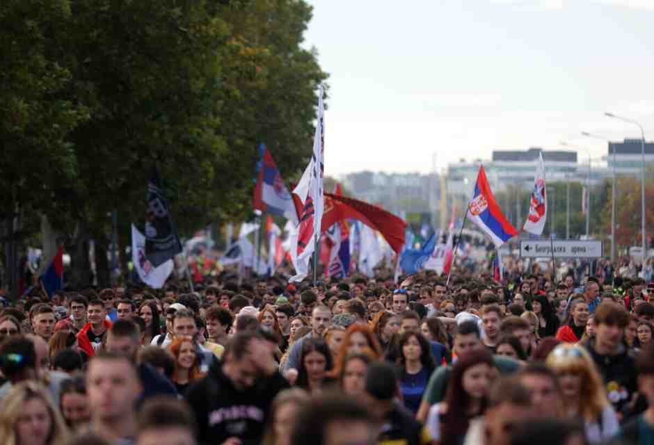 Quelle migliaia di giovani all’addiaccio nella notte serba, sfidando il regime