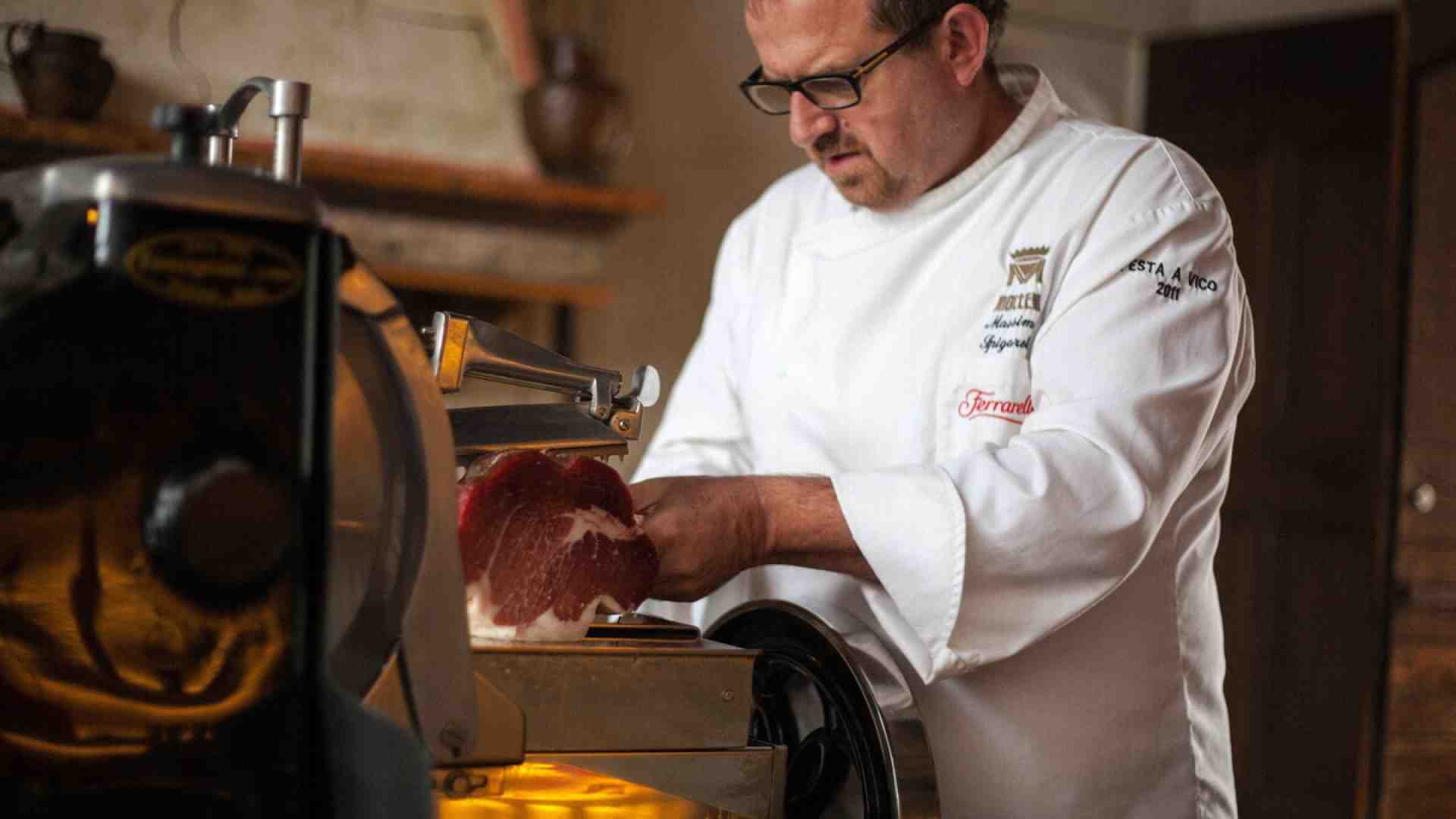 Il bizzarro summit tra Carlo d’Inghilterra e un salumaio padano