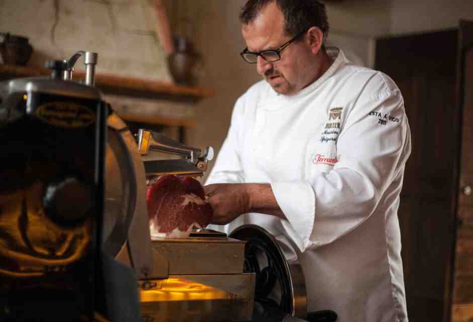 Il bizzarro summit tra Carlo d’Inghilterra e un salumaio padano