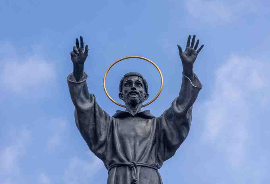 Evocato, rinverdito e tirato per il saio, di san Francesco ognuno ha la sua versione. E quello vero scompare