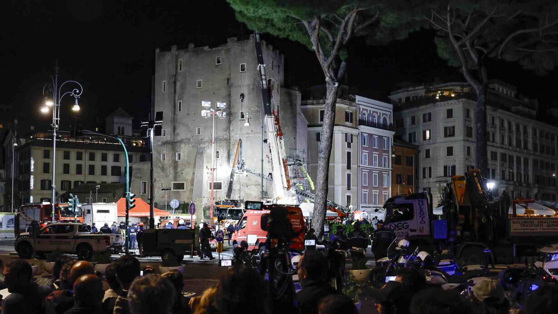 È morto l'operaio intrappolato sotto le macerie della Torrei dei Conti