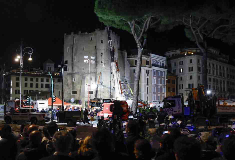 È morto l'operaio intrappolato sotto le macerie della Torrei dei Conti