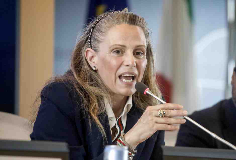 Le tendenze no vax e lo sgarbo a La Russa, chi è Federica Picchi, la sottosegreteria di Fdi sfiduciata in Lombardia