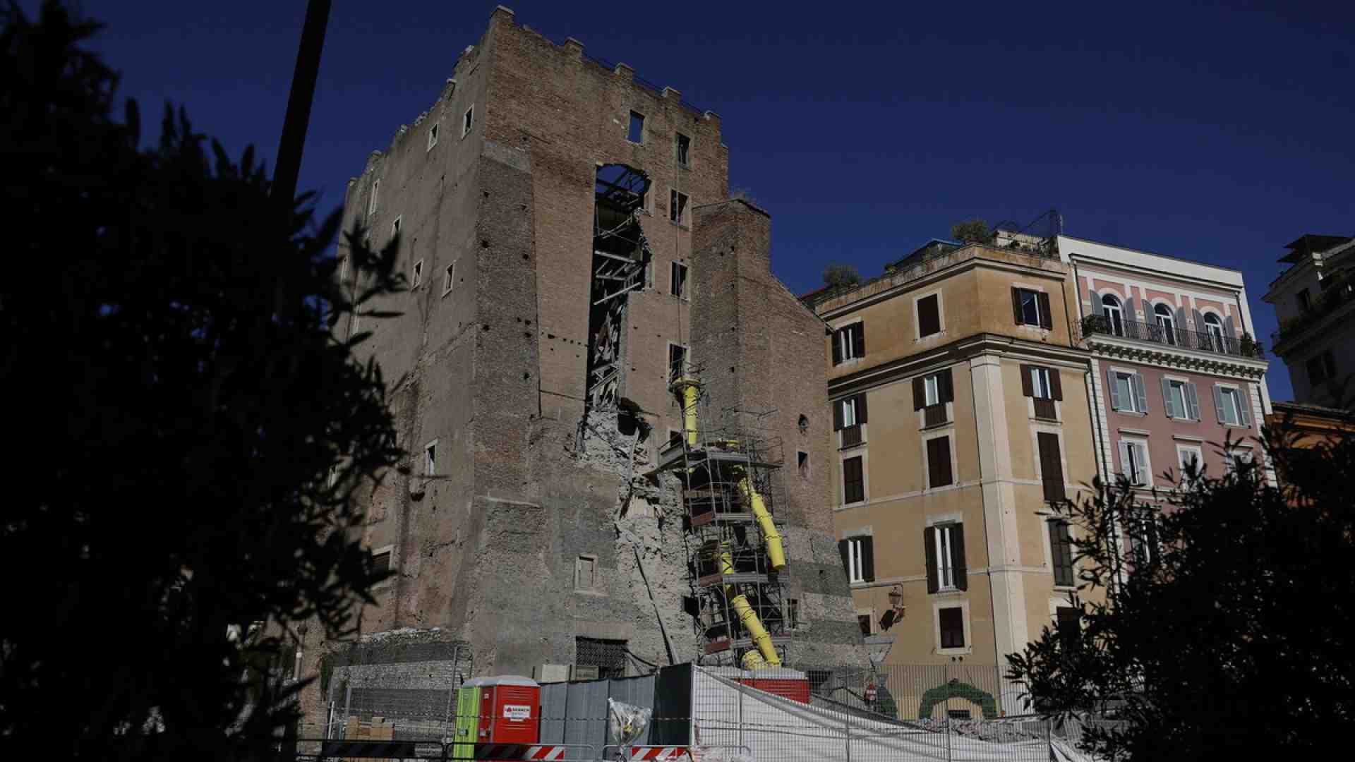 La Torre dei Conti a rischio parziale demolizione