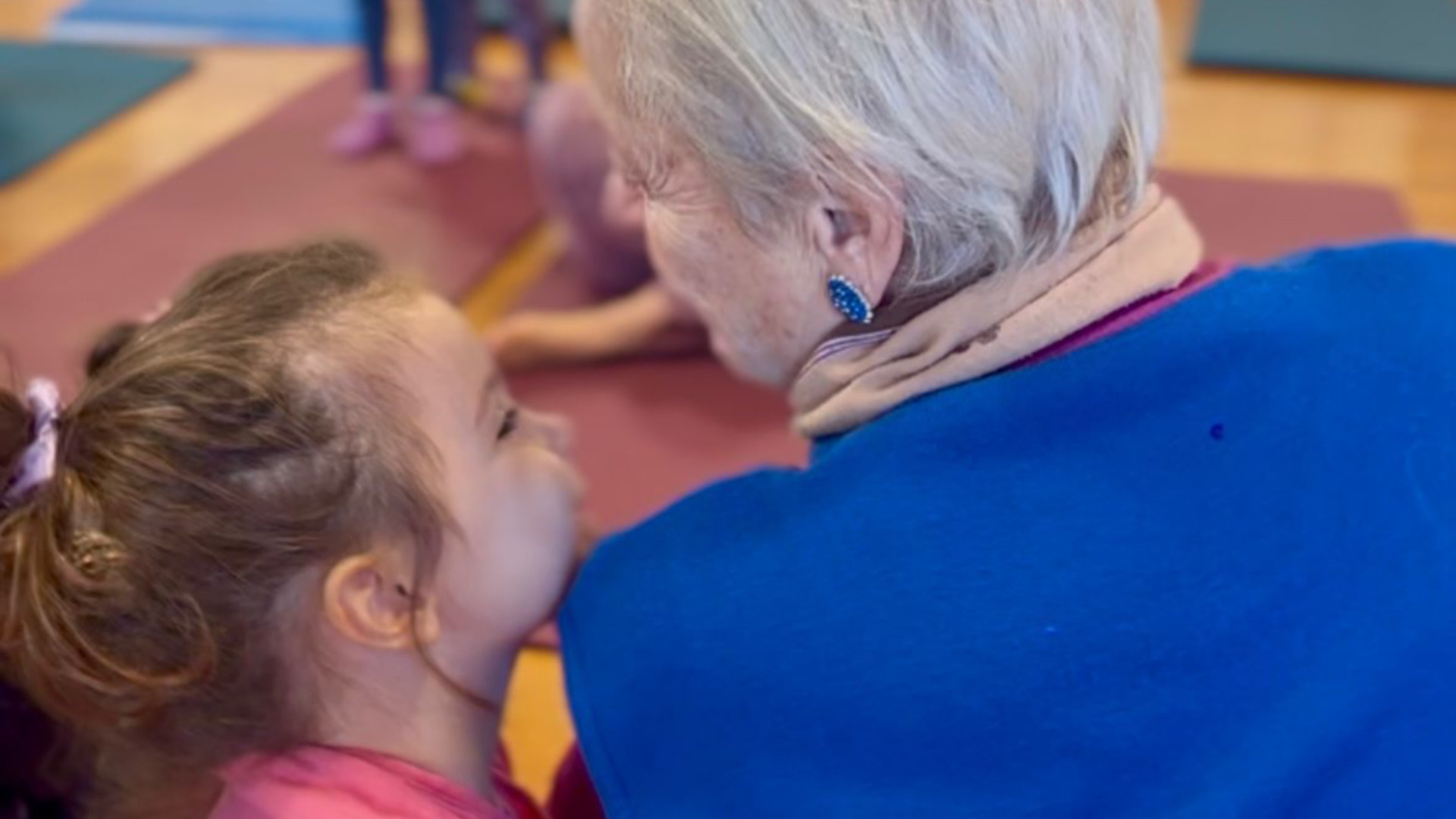 Anziani e bimbi "vicini di età" tra ginnastica e yoga