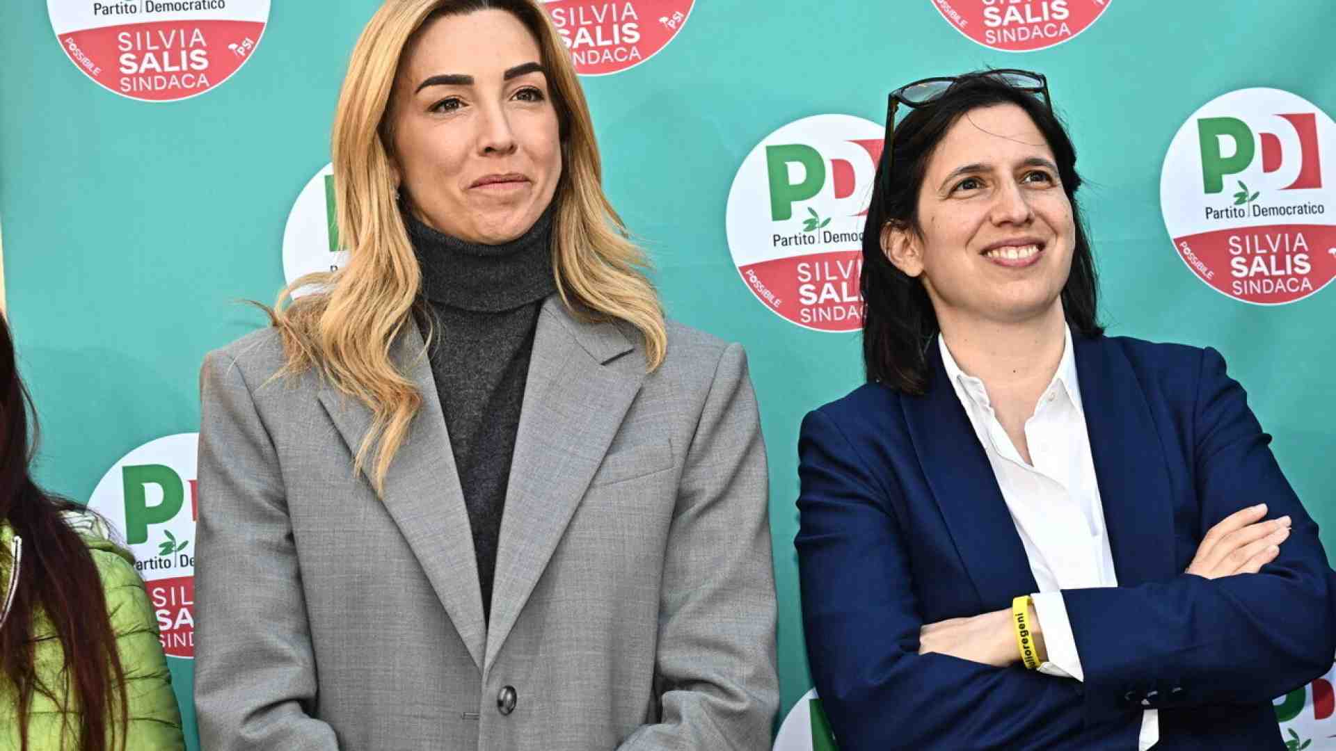 Elly e Salis, dissimulazione onesta. La sindaca prepara un database elettorale, la segretaria teme