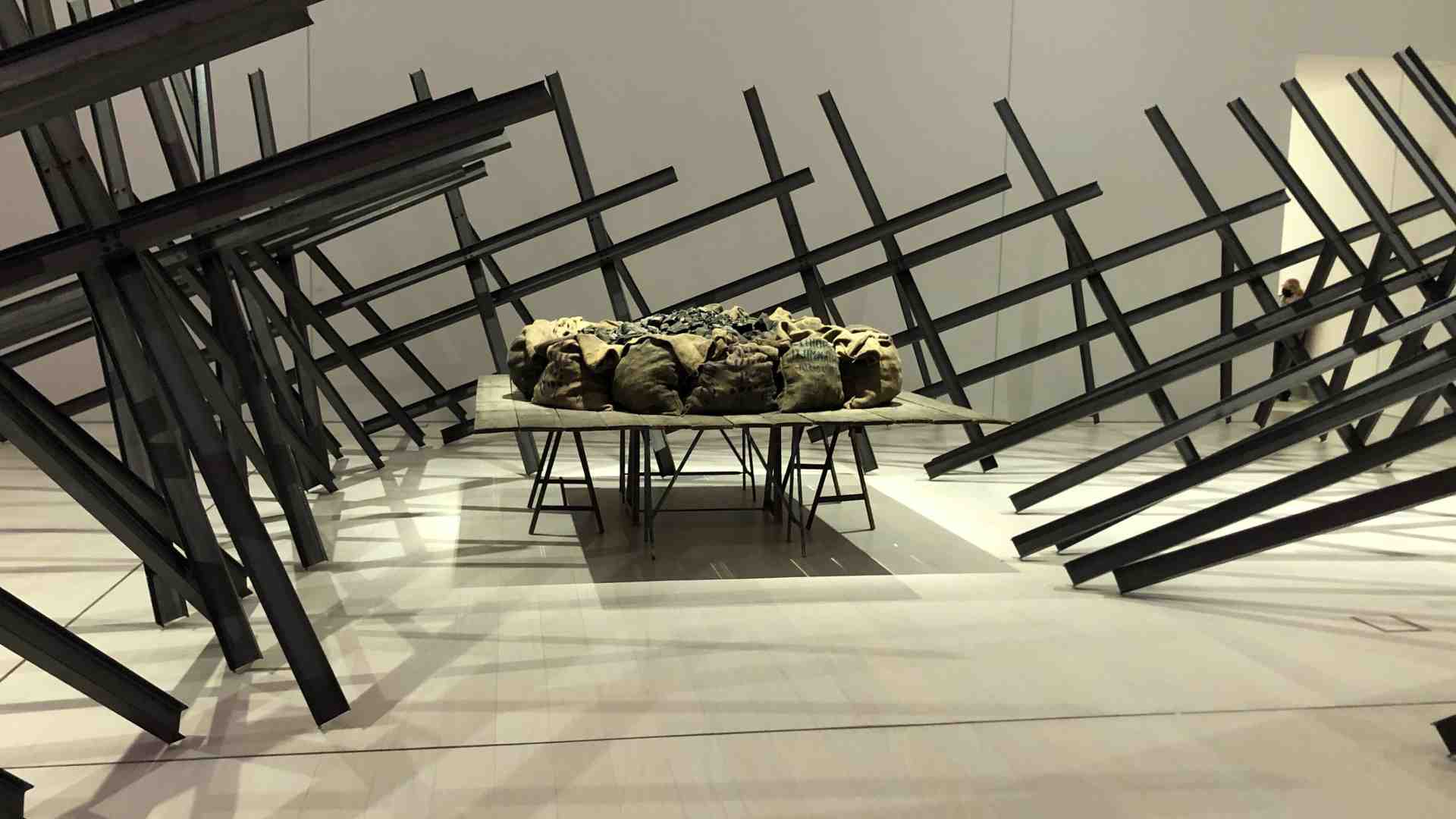 Tra Kounellis e Warhol, due crisi identitarie occidentali in mostra