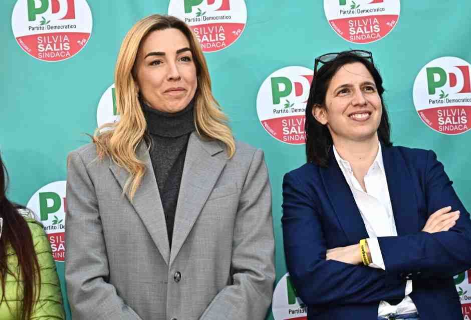 Elly e Salis, dissimulazione onesta. La sindaca prepara un database elettorale, la segretaria teme