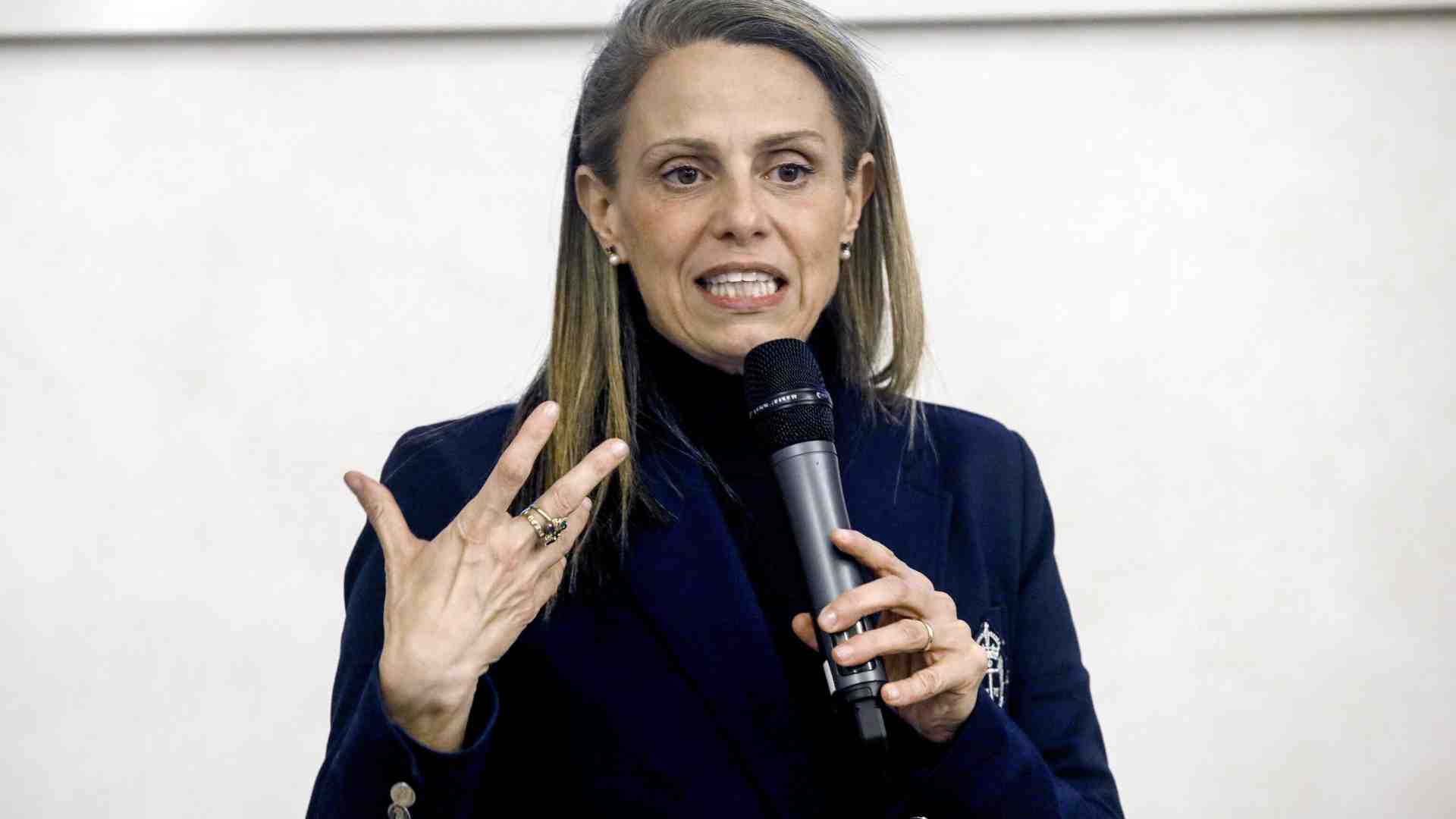 Il Consiglio regionale l'ha sfiduciata, ma Picchi resta in giunta. Fontana: "Non ci sono elementi per la revoca"