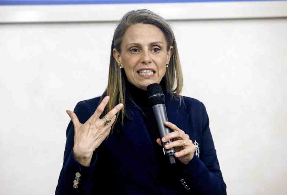 Il Consiglio regionale l'ha sfiduciata, ma Picchi resta in giunta. Fontana: "Non ci sono elementi per la revoca"