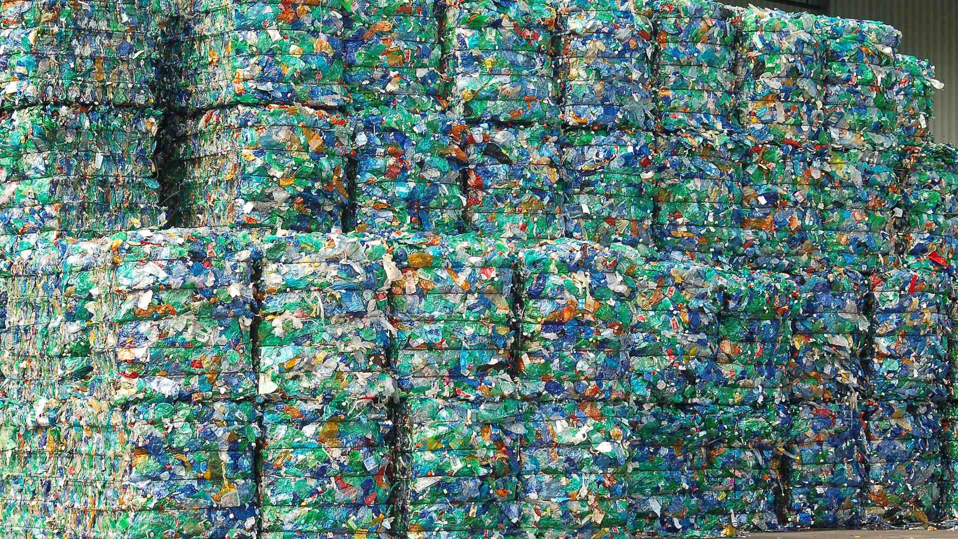 Il riciclo della plastica si ferma: impianti chiusi in tutta Italia. Gli imprenditori chiedono aiuto al governo