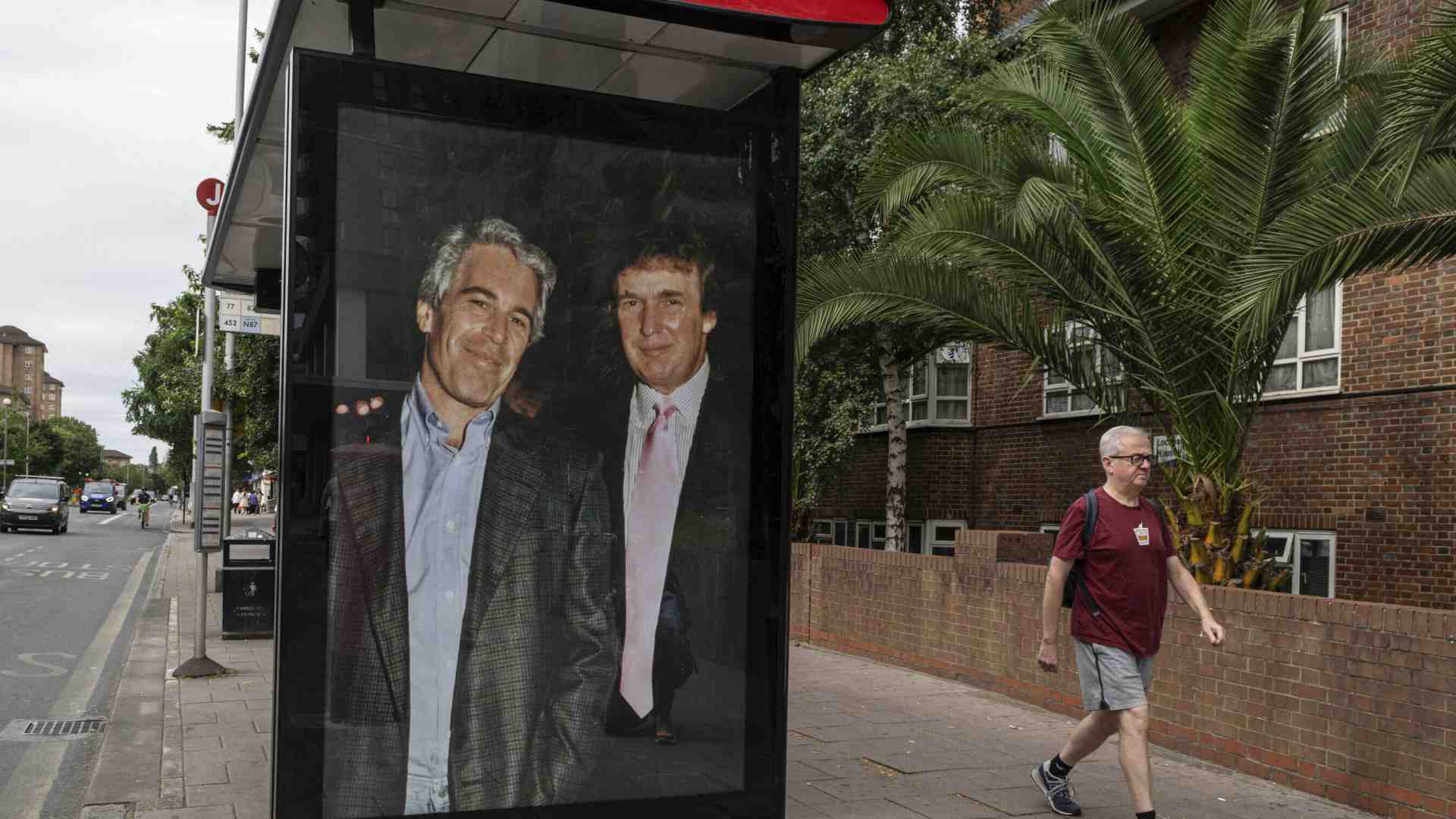 Trump “sapeva delle ragazze”, scrisse Epstein. Cortocircuito nel mondo Maga