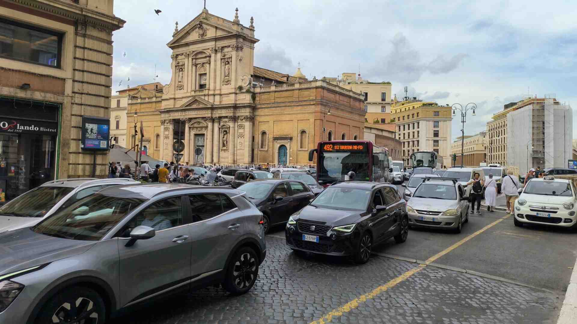 Cari Fratelli d'Italia, il corteo di auto a Roma contro ztl e ciclabili è uno schiaffo alla buona amministrazione. Anche di destra