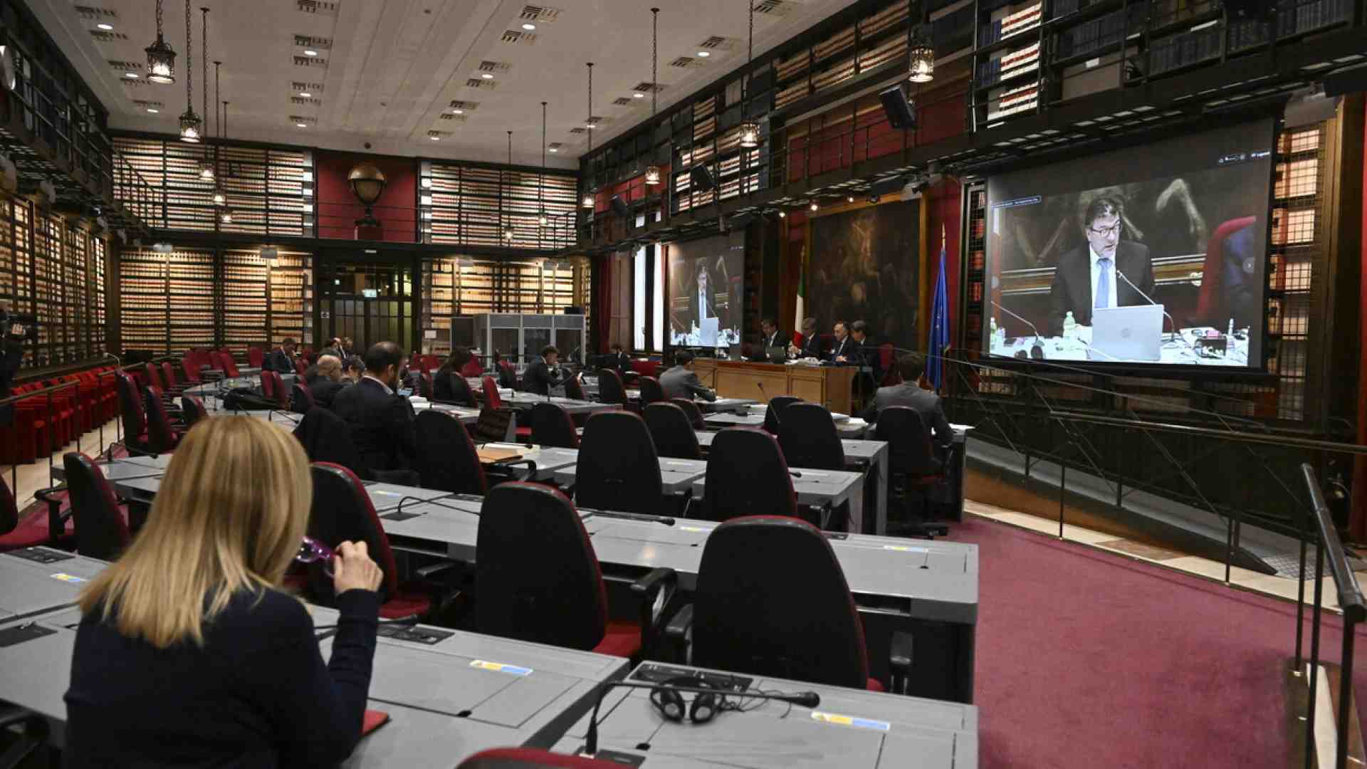 Il centrodestra lascia le audizioni in mano all’opposizione. E poi si lamenta con Bankitalia e Upb