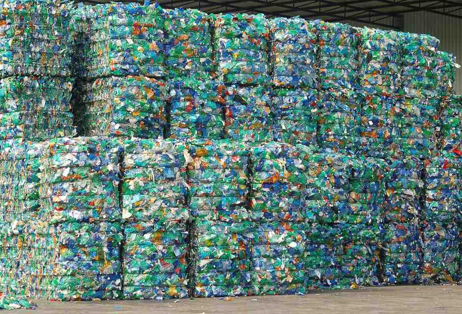 Il riciclo della plastica si ferma: impianti chiusi in tutta Italia. Gli imprenditori chiedono aiuto al governo