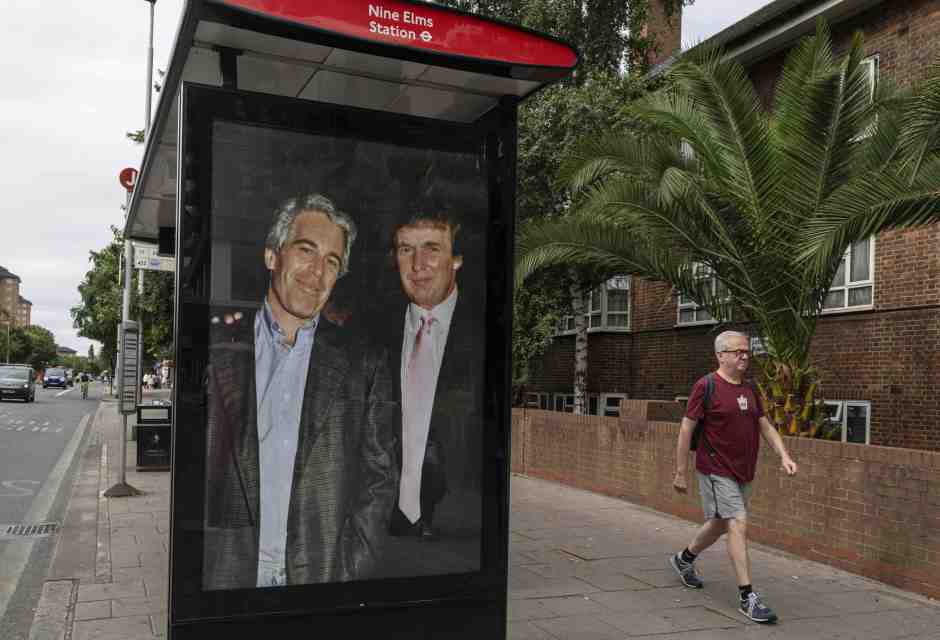 Trump “sapeva delle ragazze”, scrisse Epstein. Cortocircuito nel mondo Maga