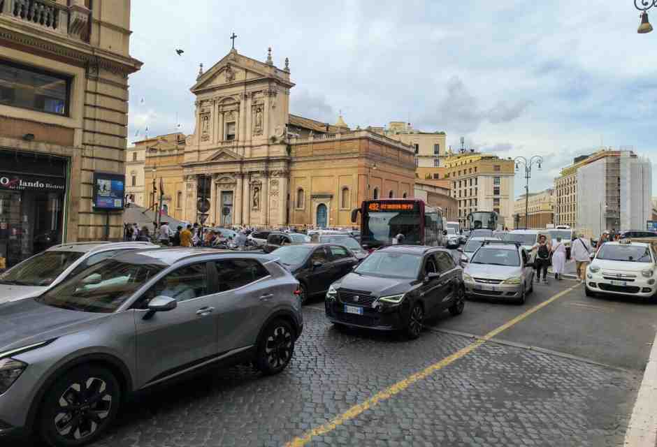 Cari Fratelli d'Italia, il corteo di auto a Roma contro ztl e ciclabili è uno schiaffo alla buona amministrazione. Anche di destra