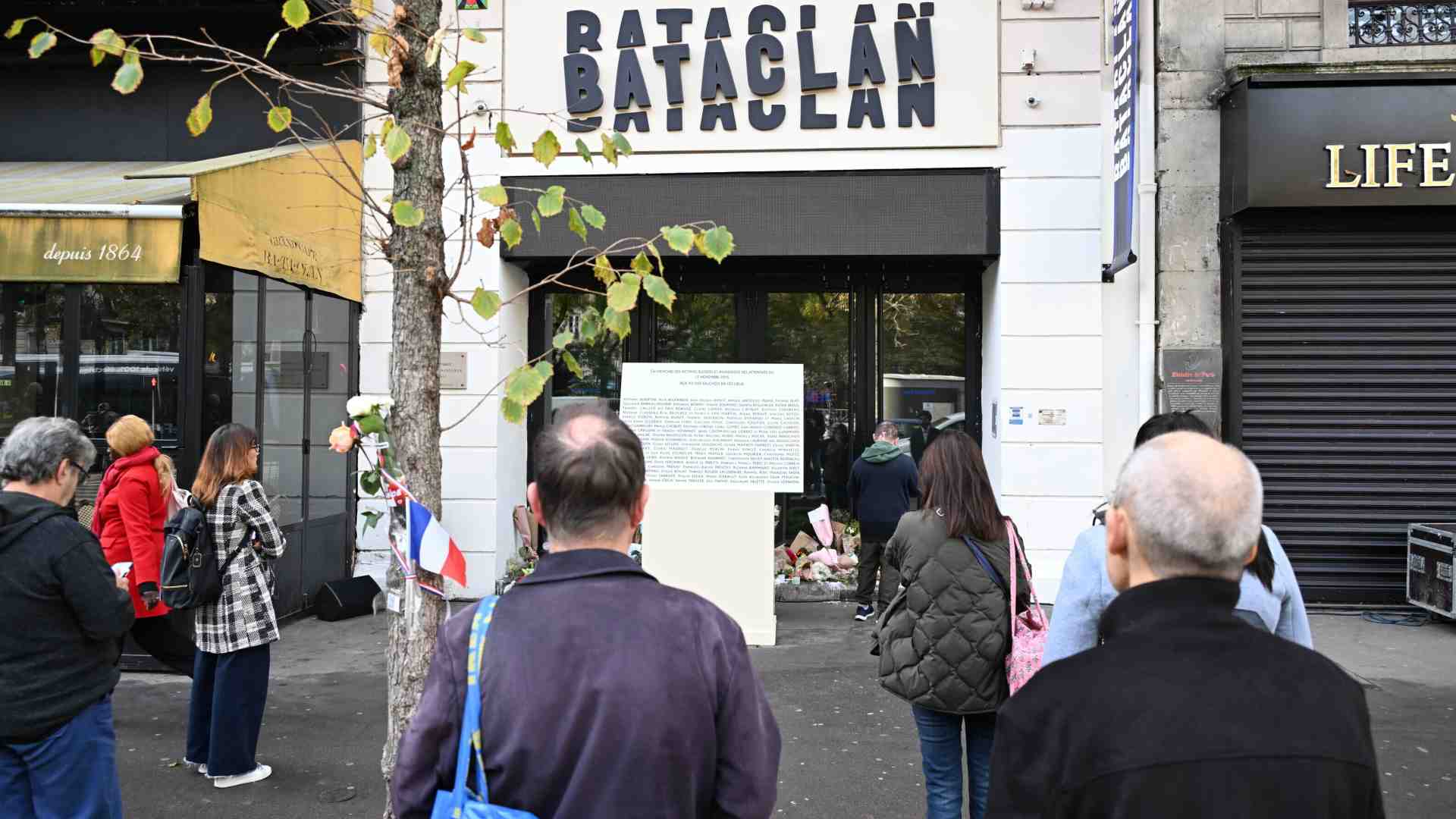 Strage del Bataclan, dieci anni dopo. Macron: "Un dolore insensato, ingiusto, insopportabile"