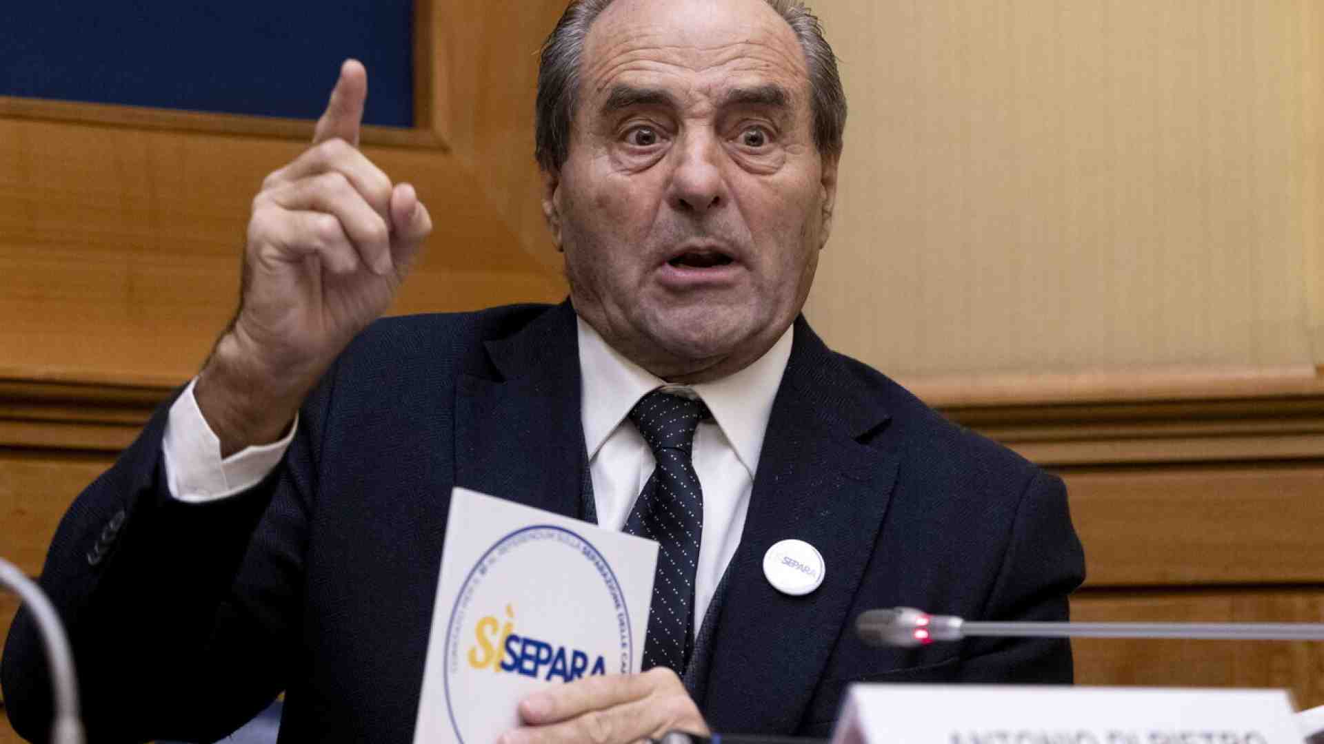 Di Pietro unchained. L’ex pm, volto del comitato "SìSepara", difende il nuovo se stesso che ha cambiato idea