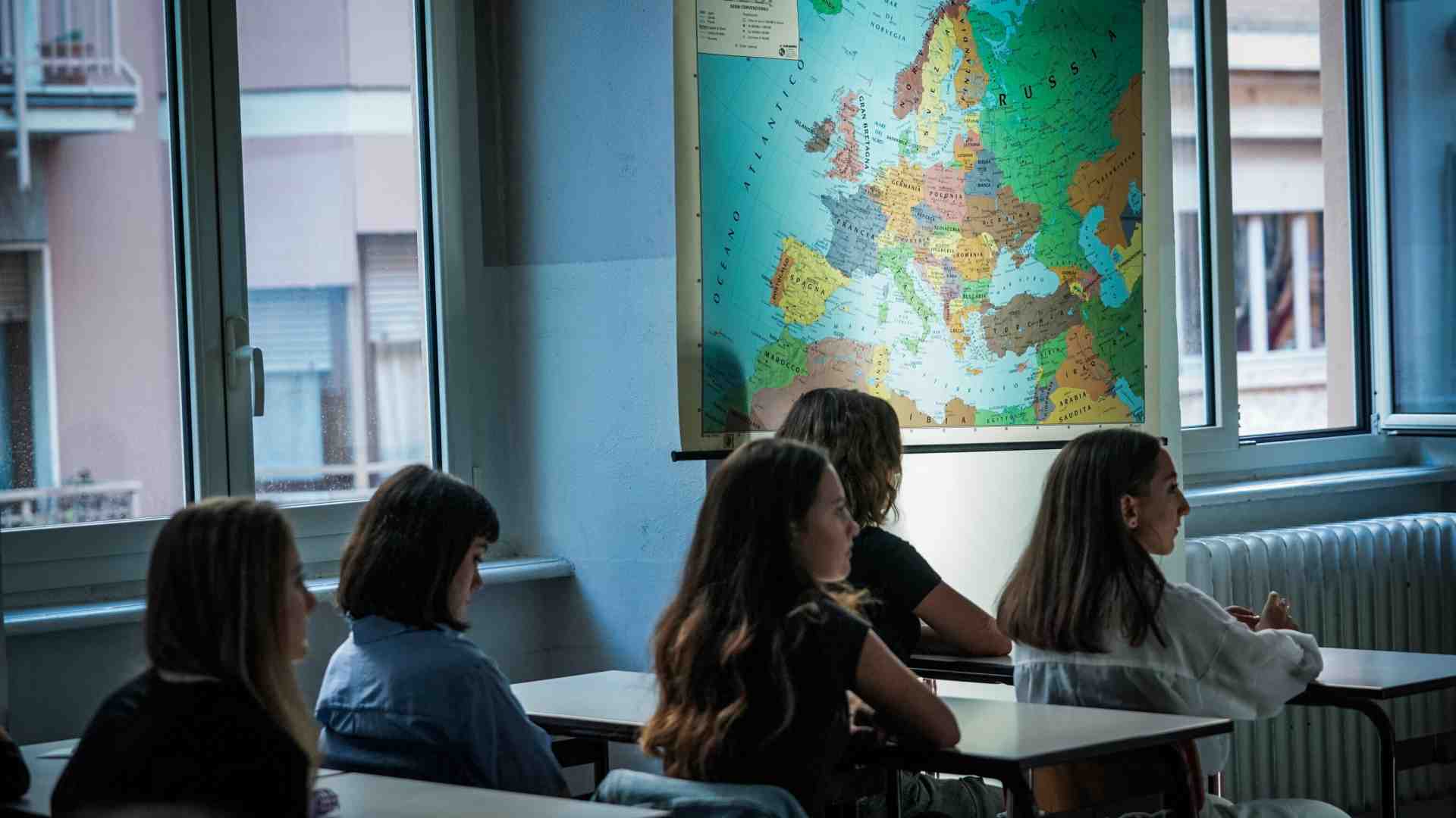 Nella scuola appiattita sul presente, la storia è ridotta a rituale ingombrante