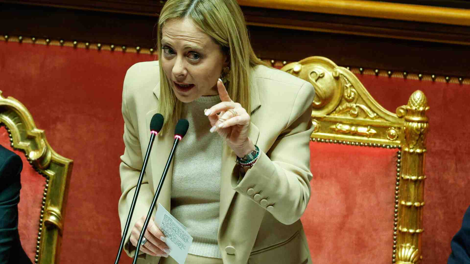 Meloni e "le balle" sul referendum. Archivi e teche Rai a setaccio contro le "patacche" di Gratteri. La controffensiva