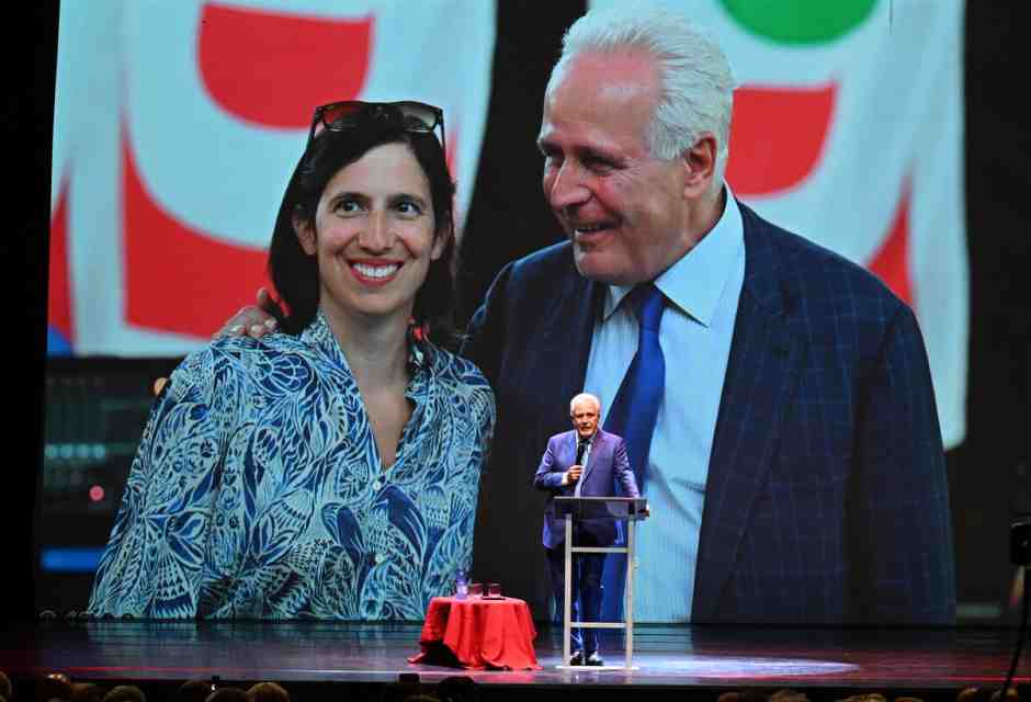 Schlein e il laboratorio di governo Toscana: purghe, fedelissimi, deleghe matte. Delirio