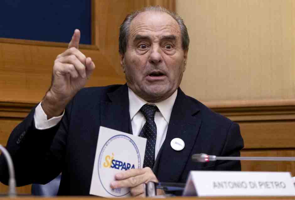 Di Pietro unchained. L’ex pm, volto del comitato "SìSepara", difende il nuovo se stesso che ha cambiato idea