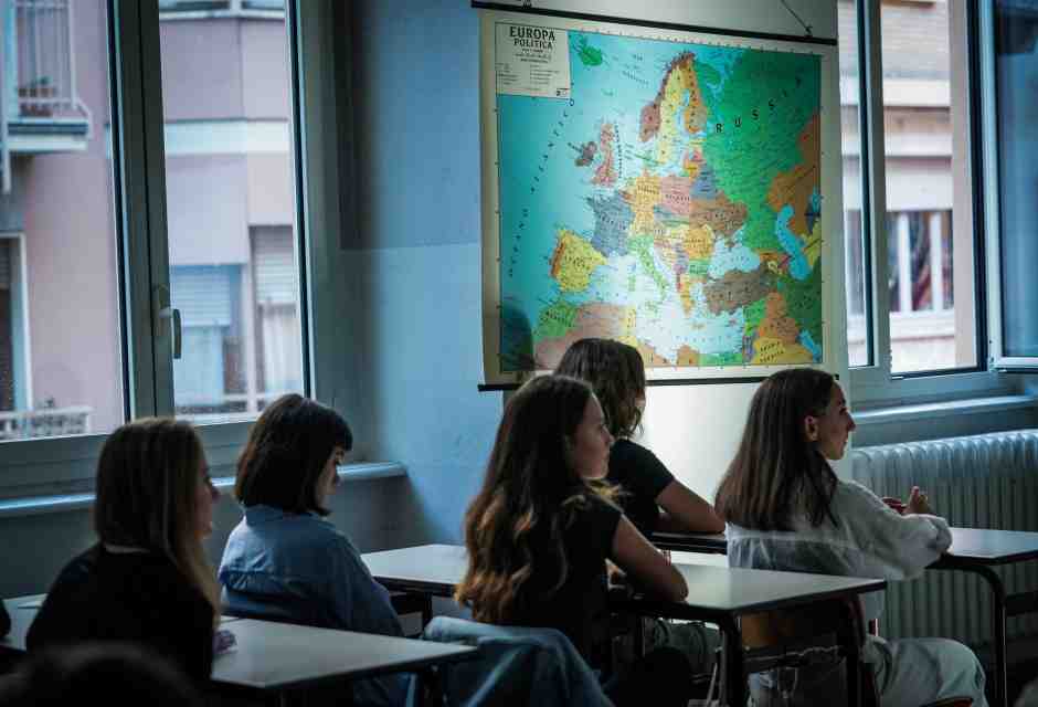 Nella scuola appiattita sul presente, la storia è ridotta a rituale ingombrante